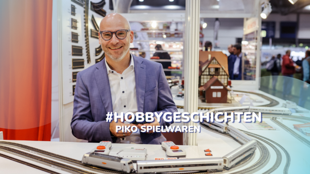 Jednatel společnosti PIKO Rainer Landwehr u modelového kolejiště na veletrhu Hobbymesse Leipzig.