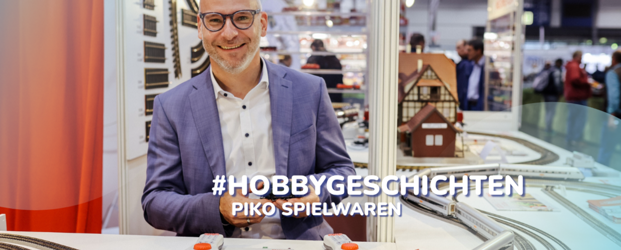 Jednatel společnosti PIKO Rainer Landwehr u modelového kolejiště na veletrhu Hobbymesse Leipzig.