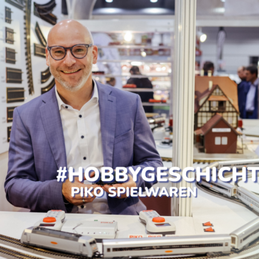 Jednatel společnosti PIKO Rainer Landwehr u modelového kolejiště na veletrhu Hobbymesse Leipzig.