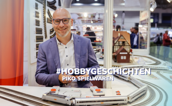 Jednatel společnosti PIKO Rainer Landwehr u modelového kolejiště na veletrhu Hobbymesse Leipzig.